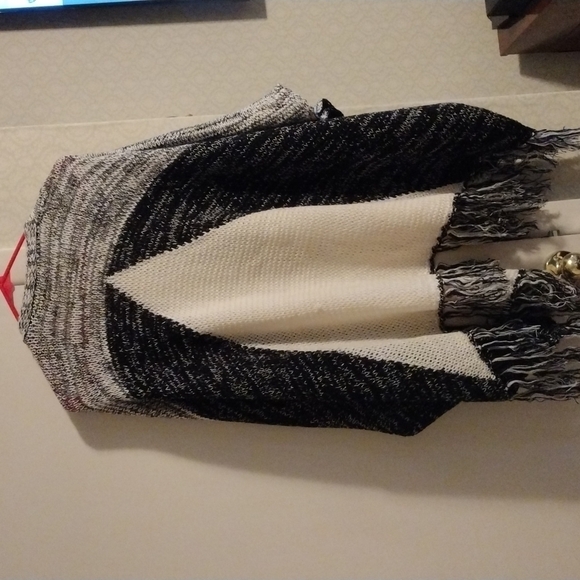 Do Everything in Love Anthropologie black and white poncho shawl with tassels - Picture 3 of 4